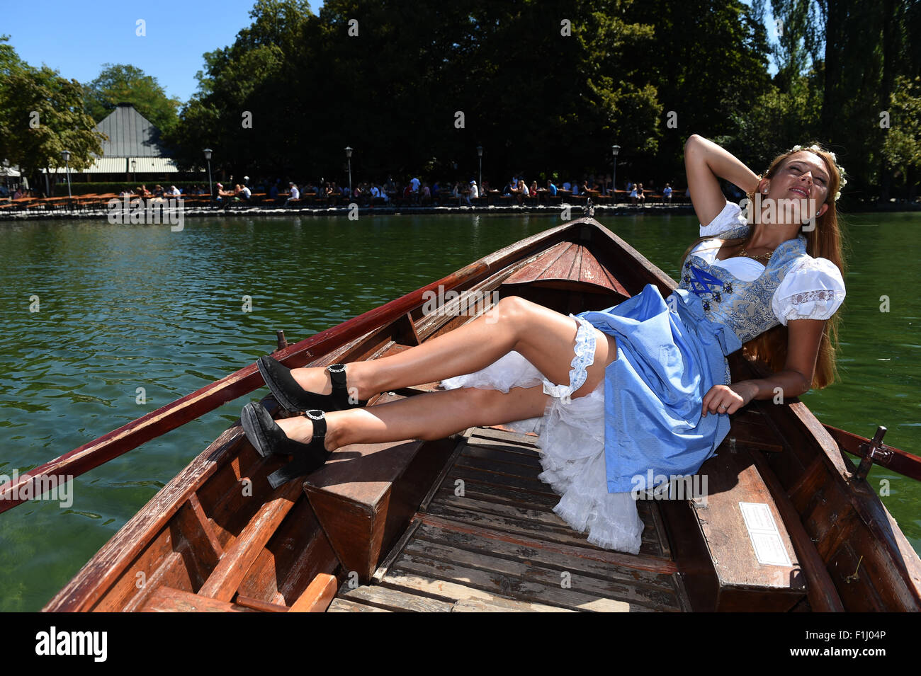 München, Deutschland. 29. August 2015. Dpa-exklusiv - das 'Oktoberfest Wiesn' Playmate 2015, Jessica Kuehne posiert in einem traditionellen bayerischen "Dirndl" Kleid, in einem Boot am See Kleinhesseloh in München, 29. August 2015. Foto: Felix Hoerhager/Dpa/Alamy Live News Stockfoto