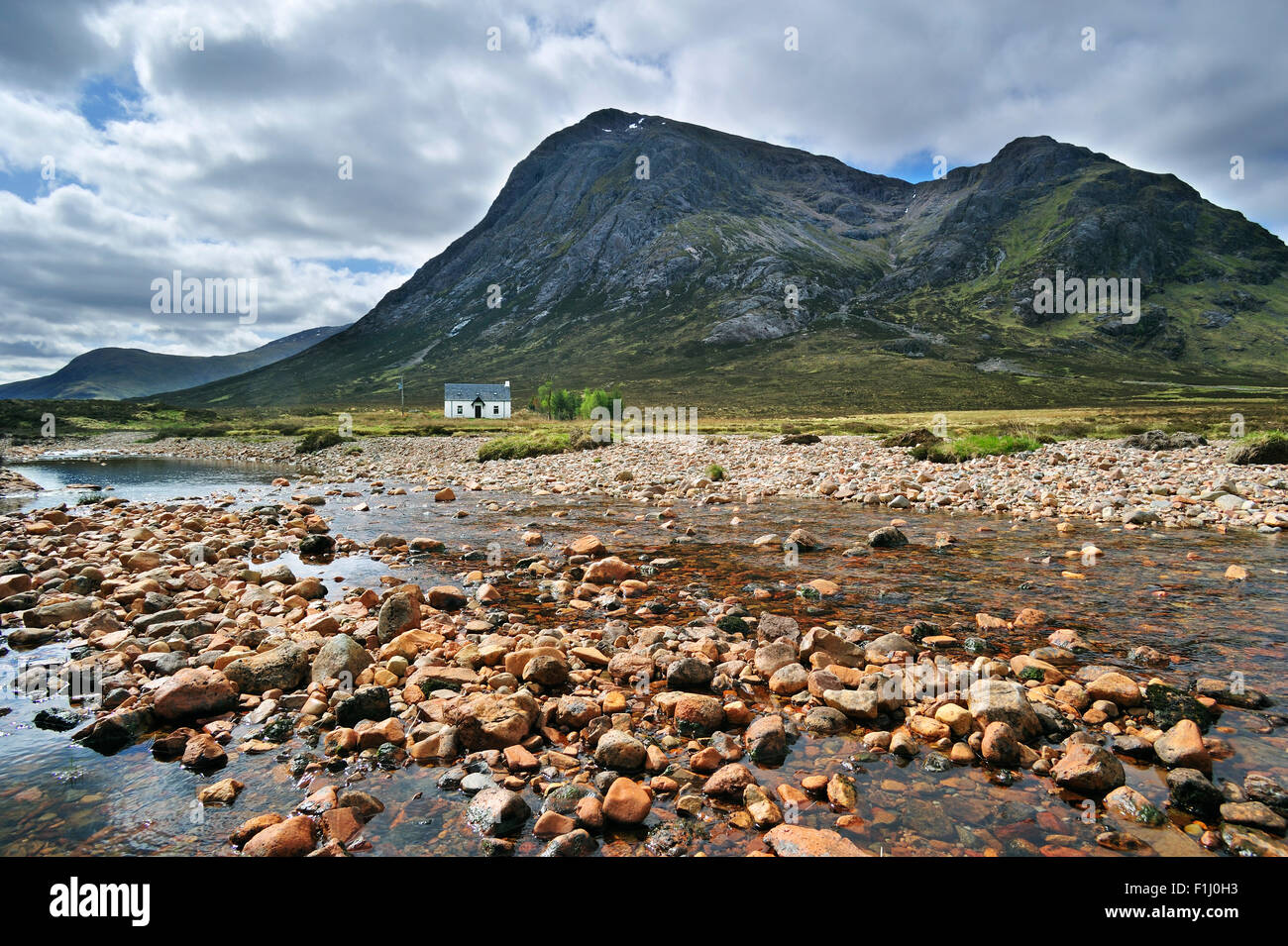 Lagangarbh Hütte von der Scottish Mountaineering Club in Glen Coe / Glencoe vor Berg Buachaille Etive Mor, Scotland, UK Stockfoto