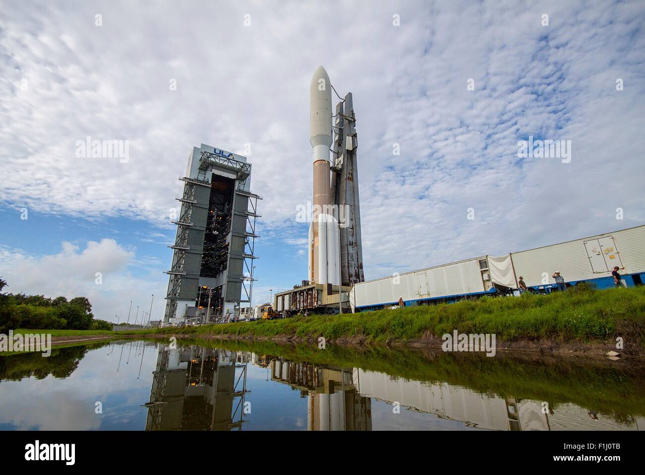Eine Durchführung der Navy vierte Mobile Benutzer Ziel System Satellit United Launch Alliance Atlas V-Rakete wird aus der vertikalen Integration-Anlage an das Pad im Raum starten Komplex-41 31. August 2015 in Cape Canaveral, Florida gerollt. Stockfoto Eine Durchführung der Navy vierte Mobile Benutzer Ziel System Satellit United Launch Alliance Atlas V-Rakete wird aus der vertikalen Integration-Anlage an das Pad im Raum starten Komplex-41 31. August 2015 in Cape Canaveral, Florida gerollt. Stockfoto