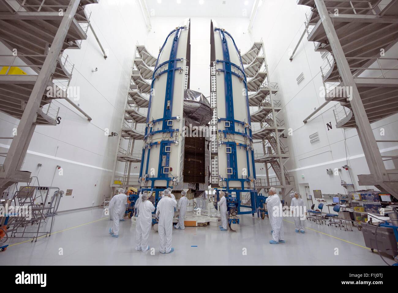 Die US Navy vierte Mobile Benutzer Ziel System Satellit ist bereit, in ein 5-Meter-Nutzlast Verkleidung an der vertikalen Integration Anlage 10. August 2015 in Cape Canaveral, Florida gekapselt werden. Stockfoto