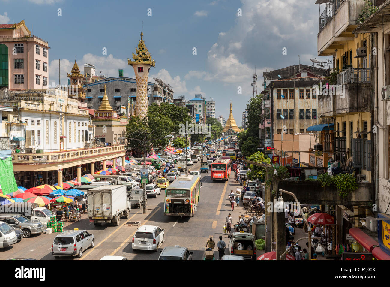 Belebten Mahabandoola Rd, Yangon, Myanmar. Der Stadtmarkt ist auf der linken Seite und Sula Pagode am Ende der Straße. Stockfoto