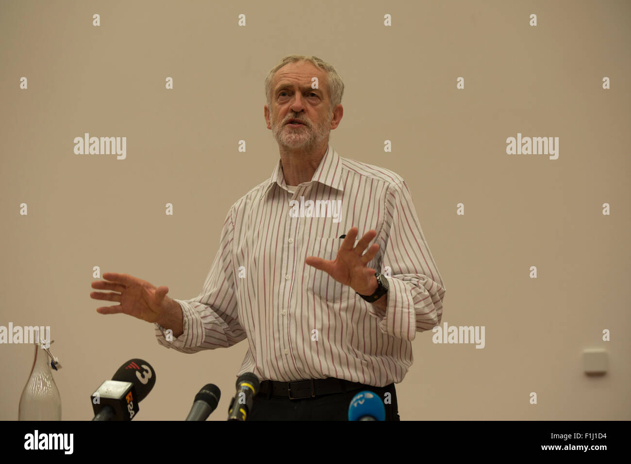 Colchester, UK. 2. September 2015. Jeremy Corbyn befasst sich mit Anhänger bei Ivor Crewe Hörsaal, Colchester, UK. Bildnachweis: Rodney Jones/Alamy Live-Nachrichten Stockfoto