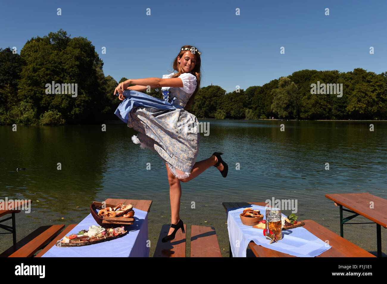 Dpa-exklusiv - das 'Oktoberfest Wiesn' Playmate 2015, Jessica Kuehne posiert in einem traditionellen bayerischen "Dirndl" Kleid, in einem Biergarten am See Kleinhesseloh in München, 29. August 2015. Foto: Felix Hoerhager/dpa Stockfoto