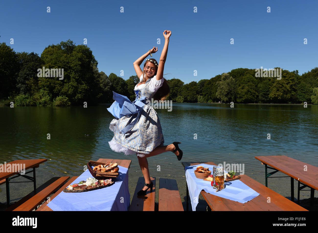 Dpa-exklusiv - das 'Oktoberfest Wiesn' Playmate 2015, Jessica Kuehne posiert in einem traditionellen bayerischen "Dirndl" Kleid, in einem Biergarten am See Kleinhesseloh in München, 29. August 2015. Foto: Felix Hoerhager/dpa Stockfoto