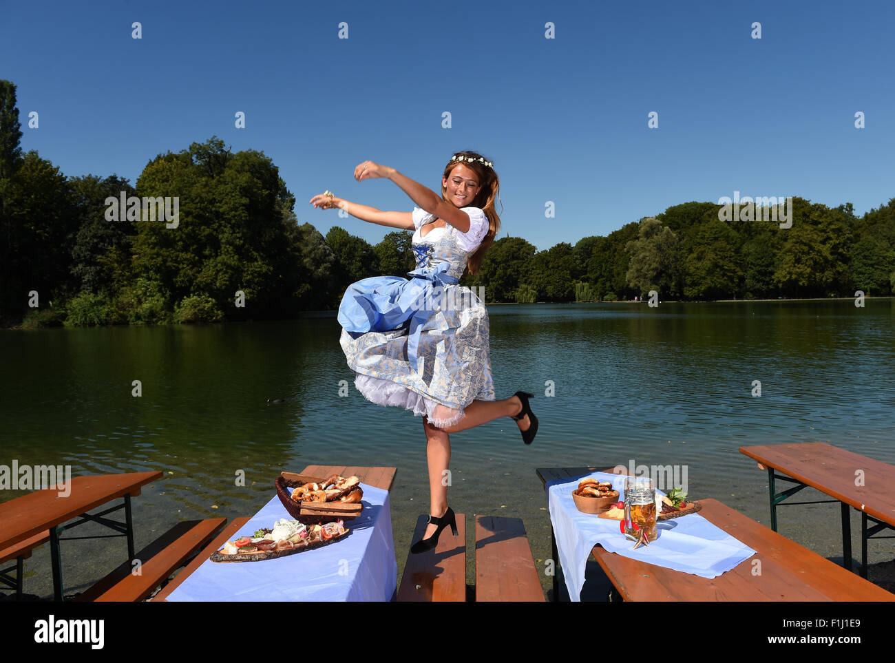 Dpa-exklusiv - das 'Oktoberfest Wiesn' Playmate 2015, Jessica Kuehne posiert in einem traditionellen bayerischen "Dirndl" Kleid, in einem Biergarten am See Kleinhesseloh in München, 29. August 2015. Foto: Felix Hoerhager/dpa Stockfoto