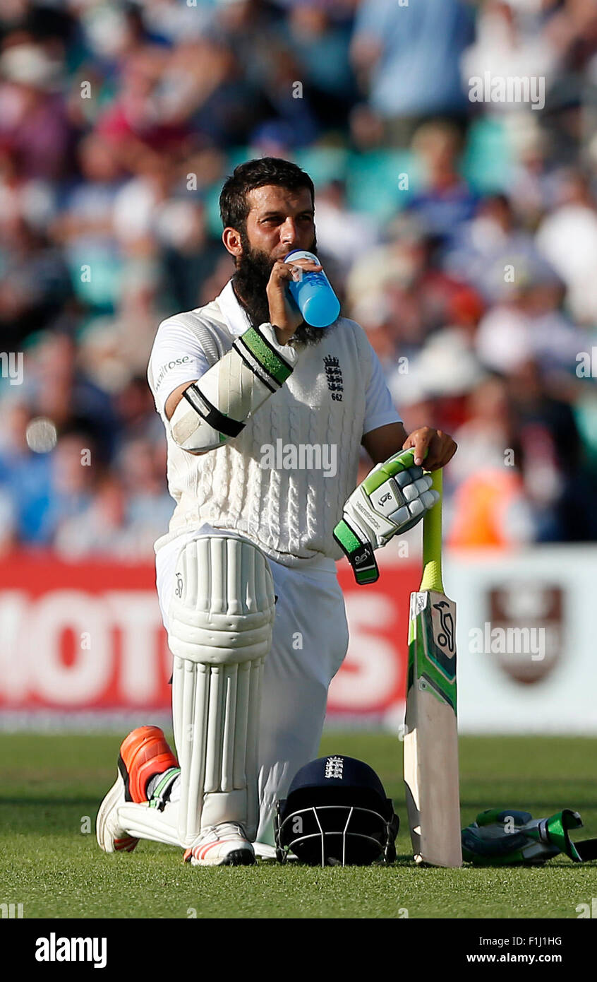 Englands Moeen Ali nimmt eine Pause während der Tag, an dem zwei der Investec Asche Testreihen zwischen England und Australien auf das Oval in London übereinstimmen. 21. August 2015. James Boardman / Tele Bilder + 44 7967 642437 Stockfoto