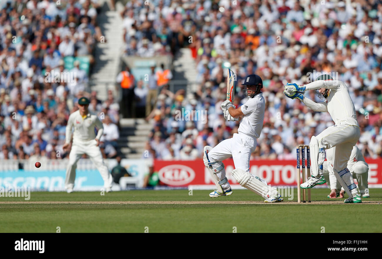 Englands Kapitän Alastair Cook Wimper tagsüber entsprechen zwei der Investec Asche Testreihen zwischen England und Australien auf das Oval in London. 21. August 2015. James Boardman / Tele Bilder + 44 7967 642437 Stockfoto