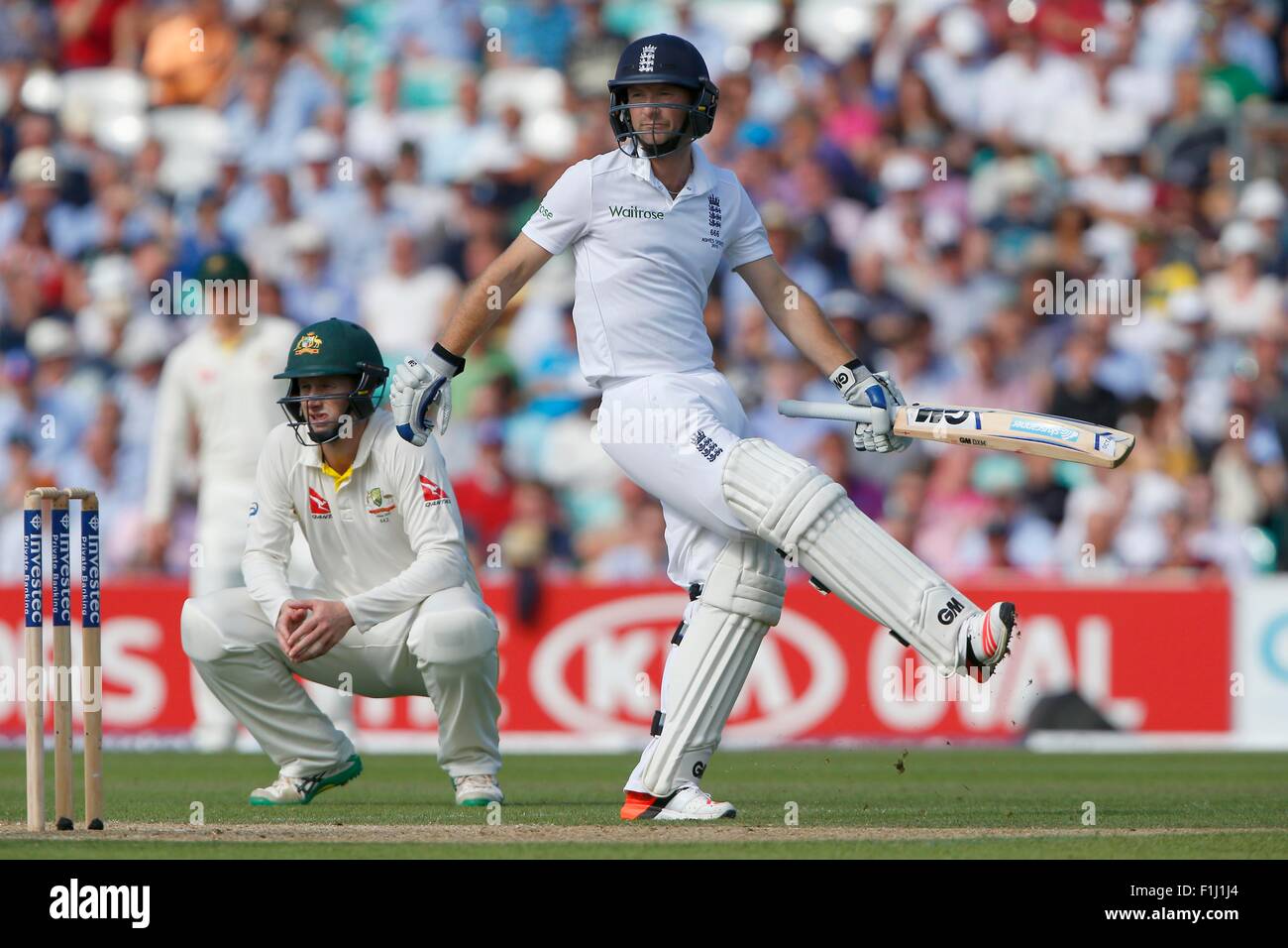 Englands Adam Lyth zeigt seine Frustration tagsüber zwei der Baureihe Investec Asche Test Match zwischen England und Australien auf das Oval in London. 21. August 2015. James Boardman / Tele Bilder + 44 7967 642437 Stockfoto