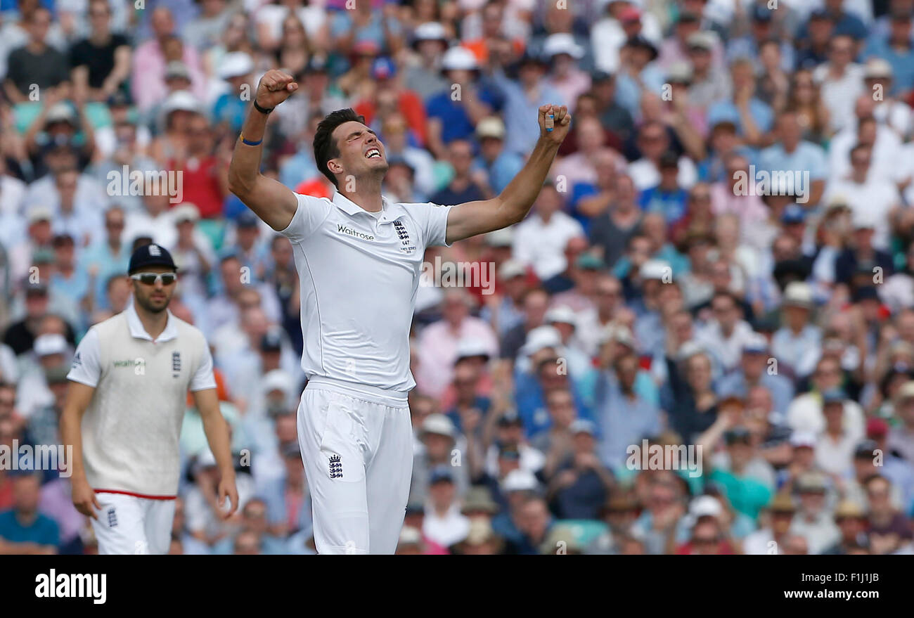 Englands Steven Finn feiert seine 100 Pforte tagsüber zwei der Baureihe Investec Asche Test Match zwischen England und Australien auf das Oval in London. 21. August 2015. James Boardman / Tele Bilder + 44 7967 642437 Stockfoto