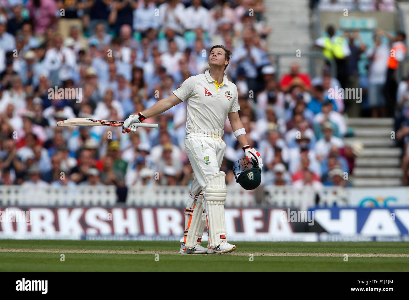 Australiens Steven Smith feiert seines Jahrhunderts während der Tag, an dem zwei der Investec Asche Testreihen zwischen England und Australien auf das Oval in London übereinstimmen. 21. August 2015. James Boardman / Tele Bilder + 44 7967 642437 Stockfoto