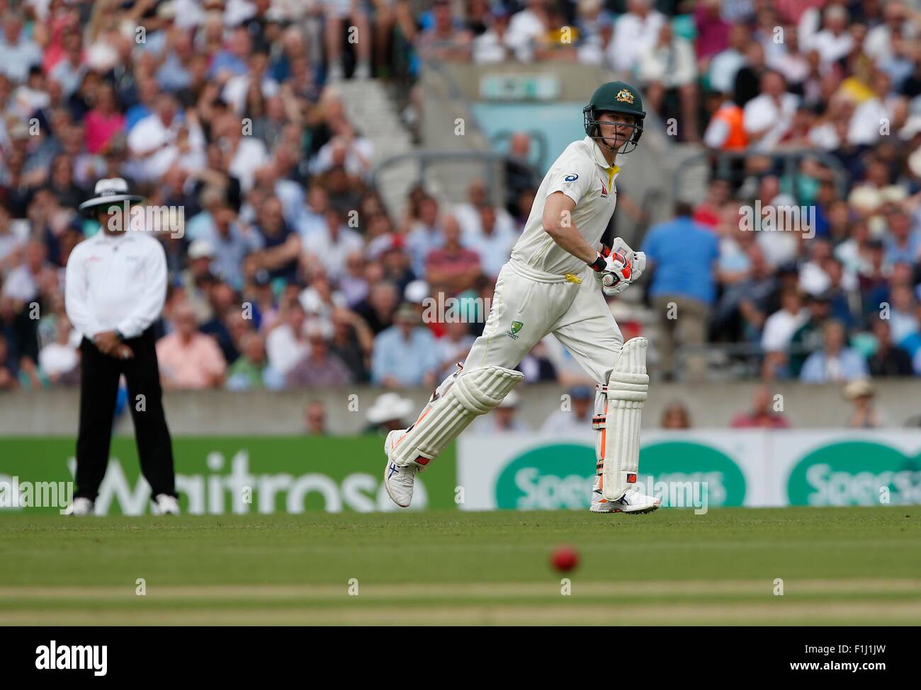 Australiens Steven Smith läuft zwischen das Wicket während Tag eins der Baureihe Investec Asche Test match zwischen England und Australien auf das Oval in London. 20. August 2015. James Boardman / Tele Bilder + 44 7967 642437 Stockfoto