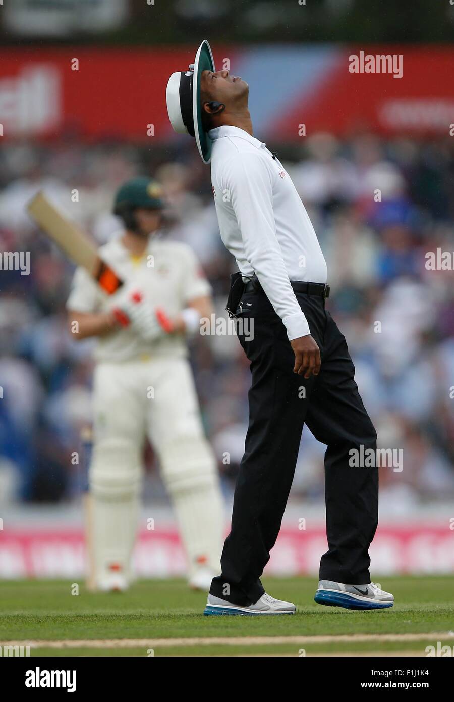 Obmann Kumar Dharmasena sieht in den Himmel, wie Regen beginnt zu fallen während der Investec Asche Testreihen Spiel zwischen England und Australien auf das Oval in London. 20. August 2015. James Boardman / Tele Bilder + 44 7967 642437 Stockfoto