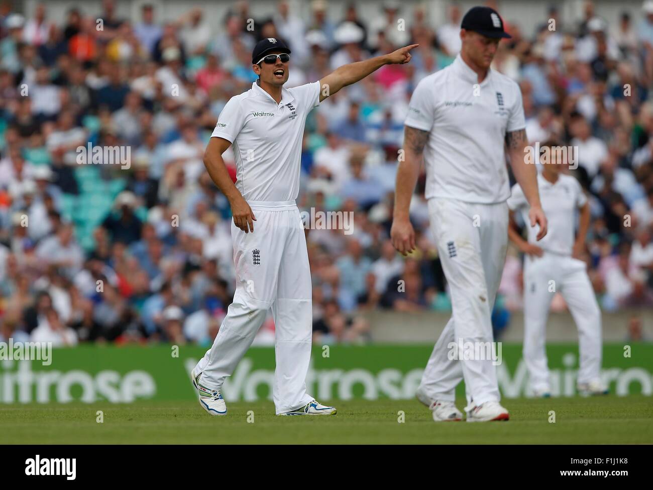Englands Kapitän Alastair Cook bewegt sein Feld in der Investec Asche Testreihen zwischen England und Australien auf das Oval in London übereinstimmen. 20. August 2015. James Boardman / Tele Bilder + 44 7967 642437 Stockfoto