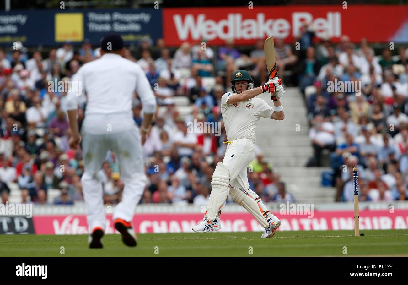 Australiens Steven Smith zieht den Ball während des Spiels Investec Asche Testreihen zwischen England und Australien auf das Oval in London. 20. August 2015. James Boardman / Tele Bilder + 44 7967 642437 Stockfoto