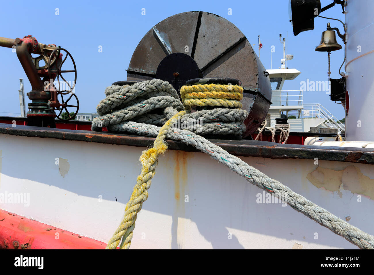 Binden Sie Seil auf alten Feuerwehr Greenport Bootshafen Long Island New York Stockfoto