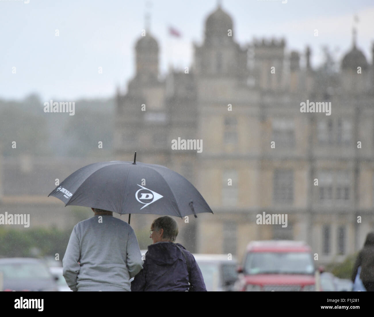 Stamford, Lincs, UK. 2. September 2015. Zuschauer verlassen im Regen nach der Erstinspektion Tierarzt. Der Land Rover Burghley Horse Trials 2015 Credit: Stephen Bartholomäus/Alamy Live-Nachrichten Stockfoto