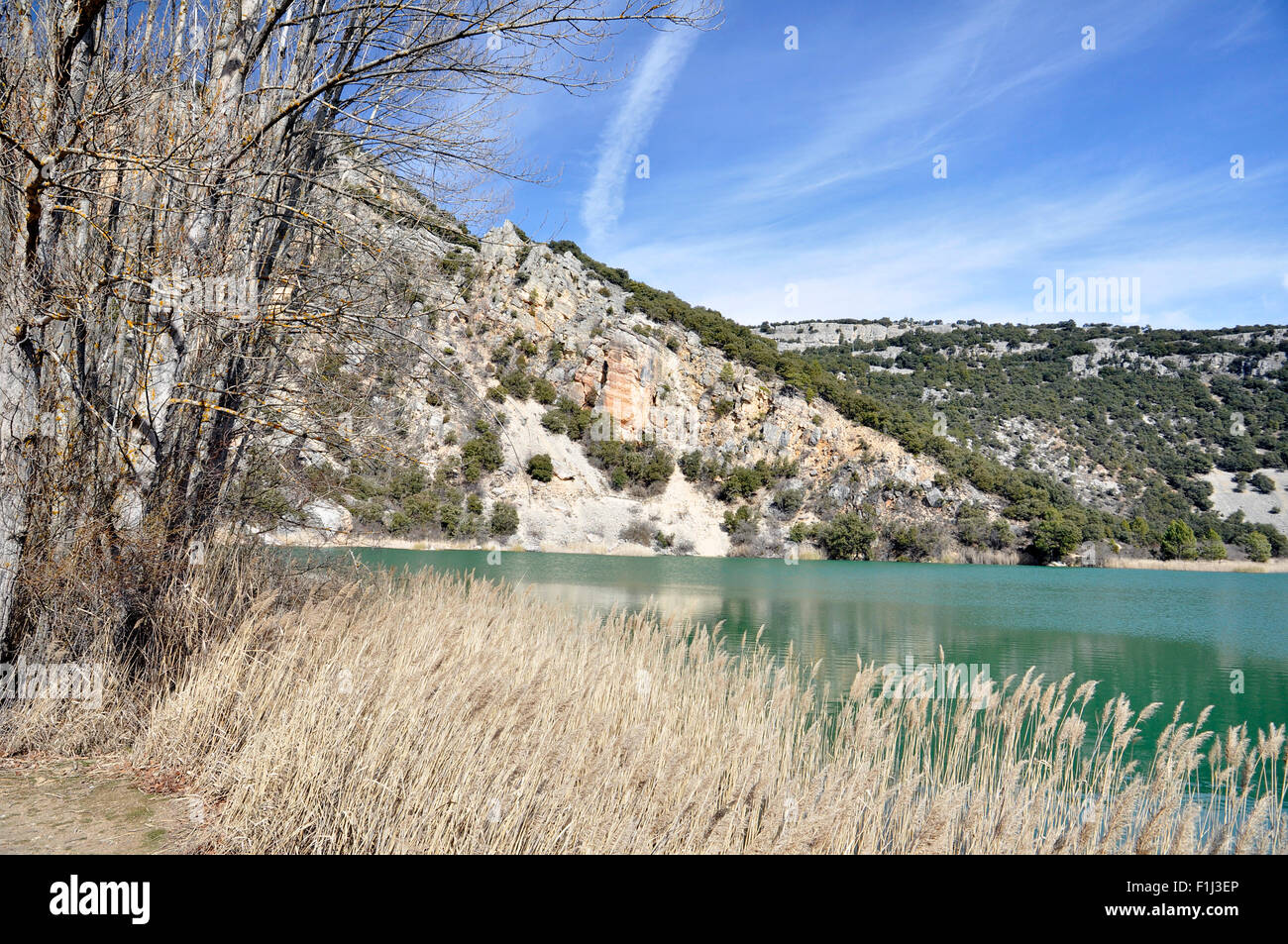 Blick auf die karstische Lagune von El Tobar an einem klaren Wintertag in Serranía de Cuenca (Beteta, Cuenca, Kastilien-La Mancha, Spanien) Stockfoto