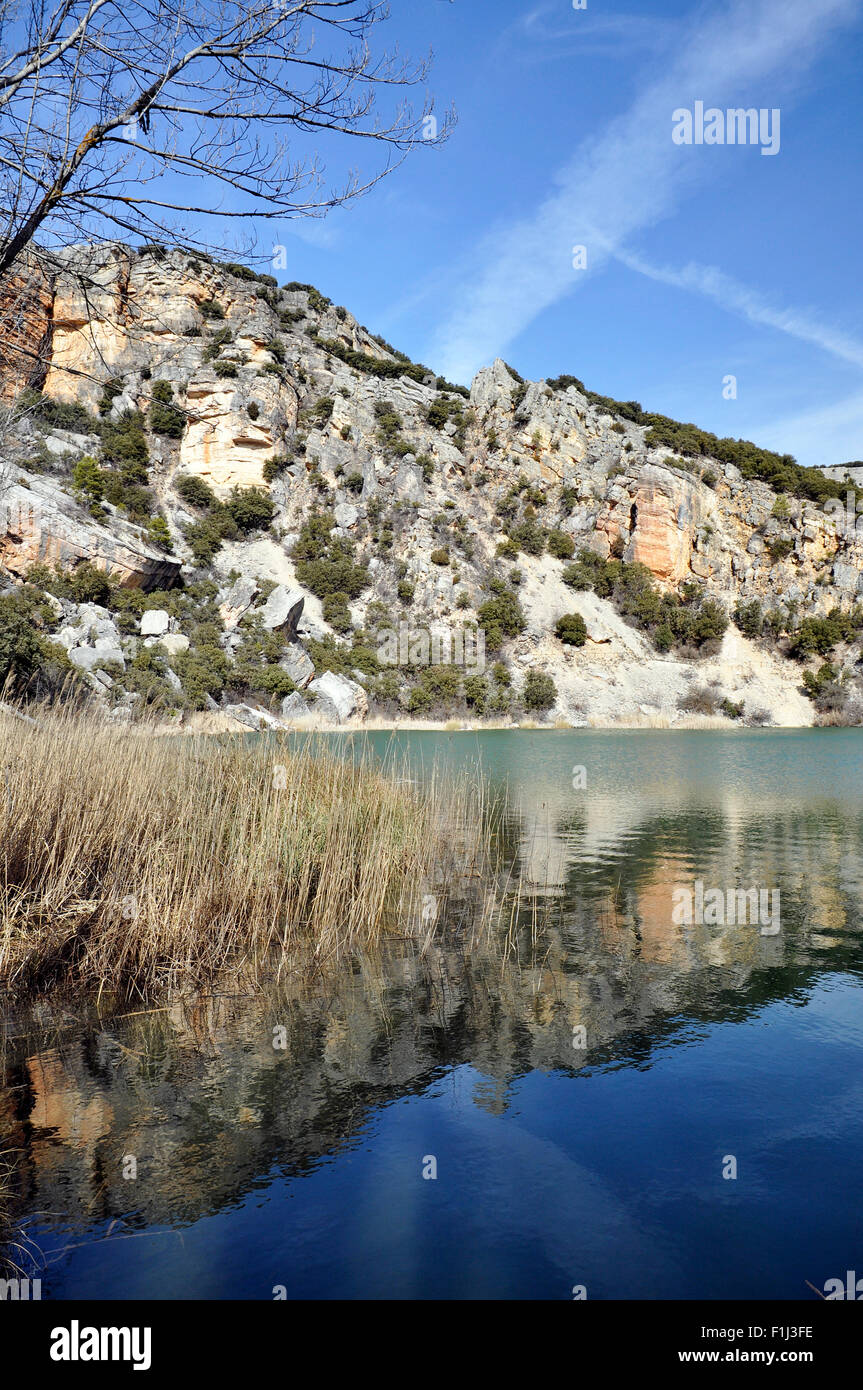 Blick auf die karstische Lagune von El Tobar an einem klaren Wintertag in Serranía de Cuenca (Beteta, Cuenca, Kastilien-La Mancha, Spanien) Stockfoto
