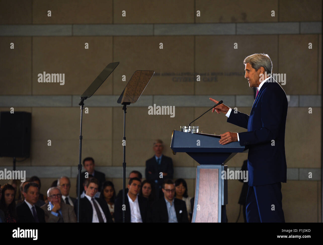 Philadelphia, USA. 2. Sep, 2015. US-Außenminister John Kerry hält eine Rede auf das Nuklearabkommen mit dem Iran an das National Constitution Center in Philadelphia, Pennsylvania, USA, 2. September 2015. US-Außenminister John Kerry am Mittwoch versucht, Unterstützung für den Iran Nuklearabkommen zu erweitern, nachdem die Verwaltung mindestens des Kongresses Stimmen erforderlich, um das Geschäft am Leben gewonnen. Bildnachweis: Yin Bogu/Xinhua/Alamy Live-Nachrichten Stockfoto