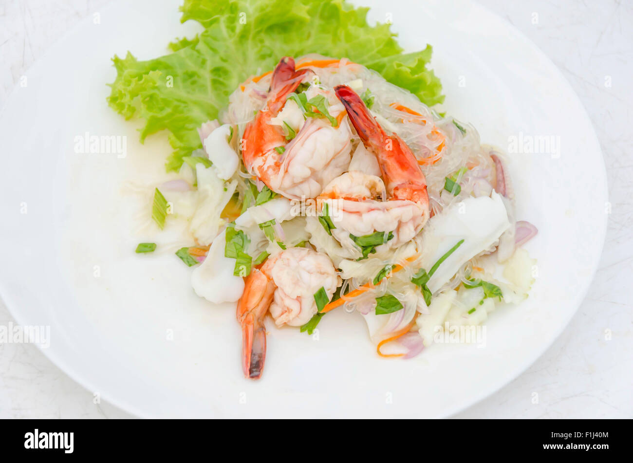 pikante Nudelsalat mit Meeresfrüchten auf weiße Schale Stockfoto