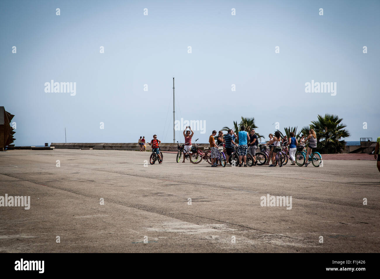 Touristen, die für eine Radtour, Barceloneta Sonnen Stockfoto