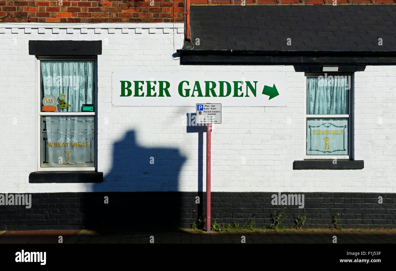 -Biergarten - Schild an Wand des Pub, England UK Stockfoto