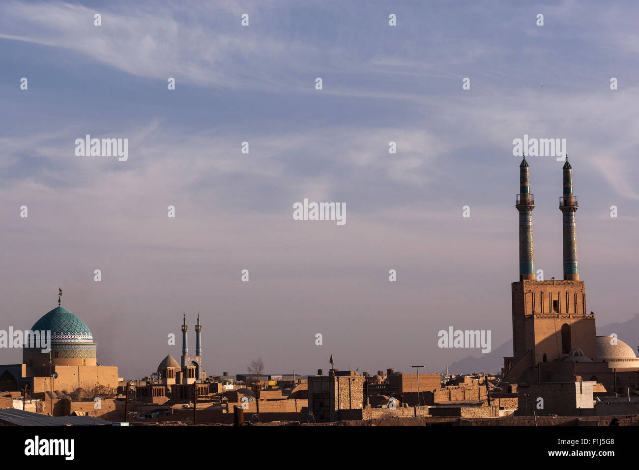 Yazd-Silhouette mit Minaretten und die Jame Moschee von Yazd, Iran Stockfoto