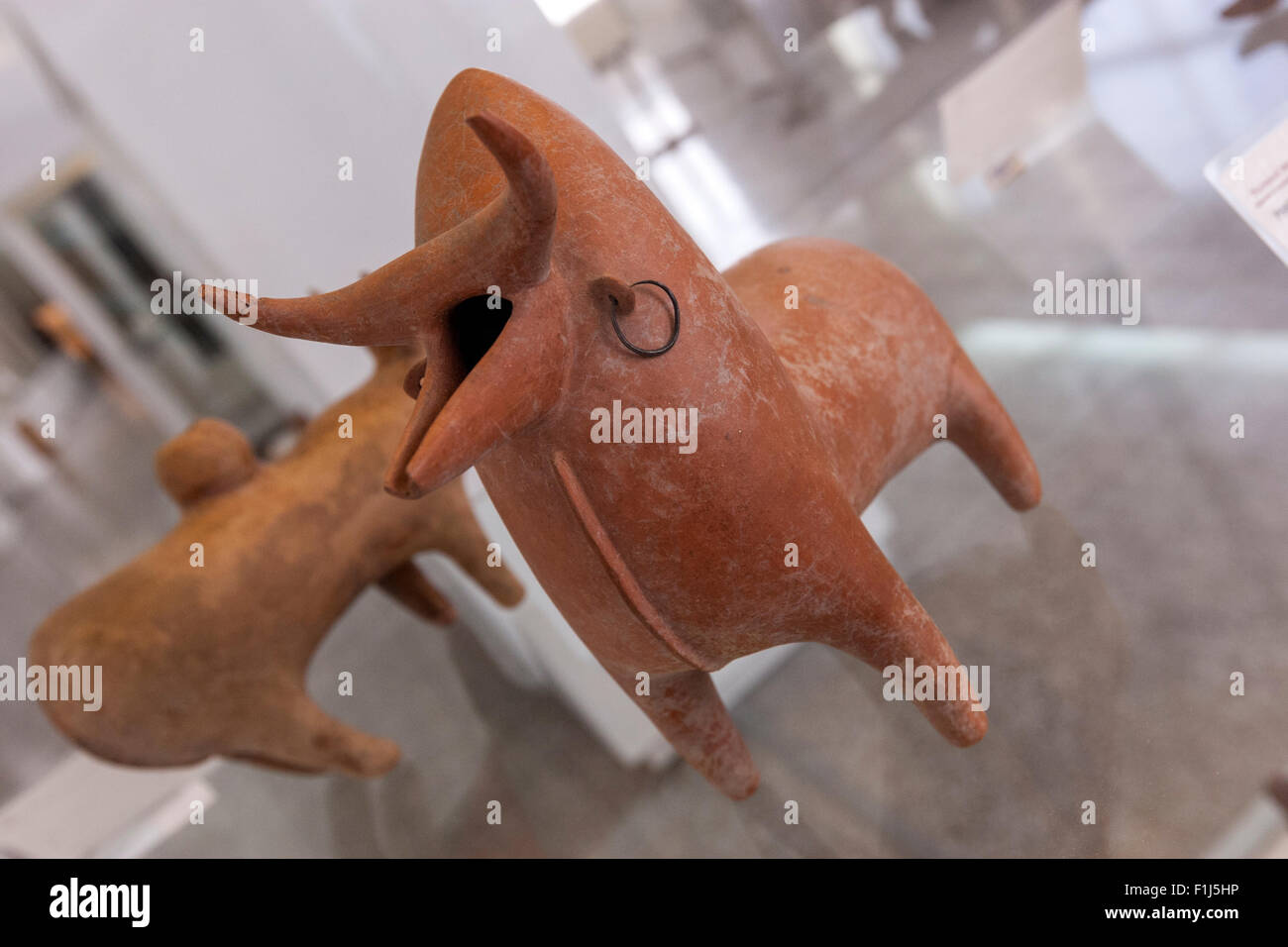 Keramische Stier Figur eine Öllampe im National Museum of Iran, Teheran Stockfoto