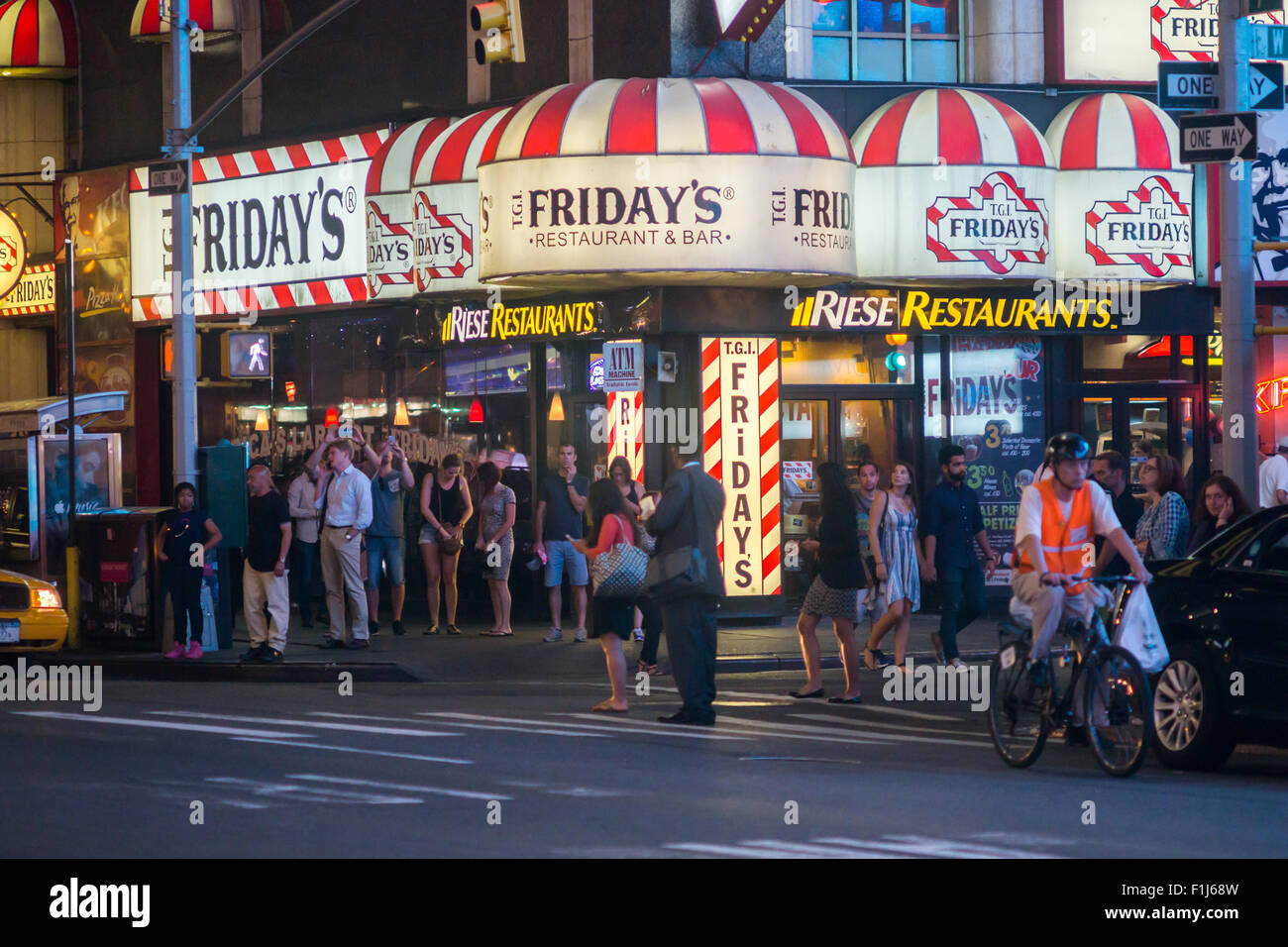 Ein TGI Friday's Franchise befindet sich nahe dem Times Square in New York auf Mittwoch, 26. August 2015. Der Riese Organisation ist die Franchise-Inhaber für das Restaurant in New York. Sie hatten die NY-Franchise seit 1986, in alle Ewigkeit, mit einem sieben-Meilen-Kreis vom Columbus Circle. (© Richard B. Levine) Stockfoto