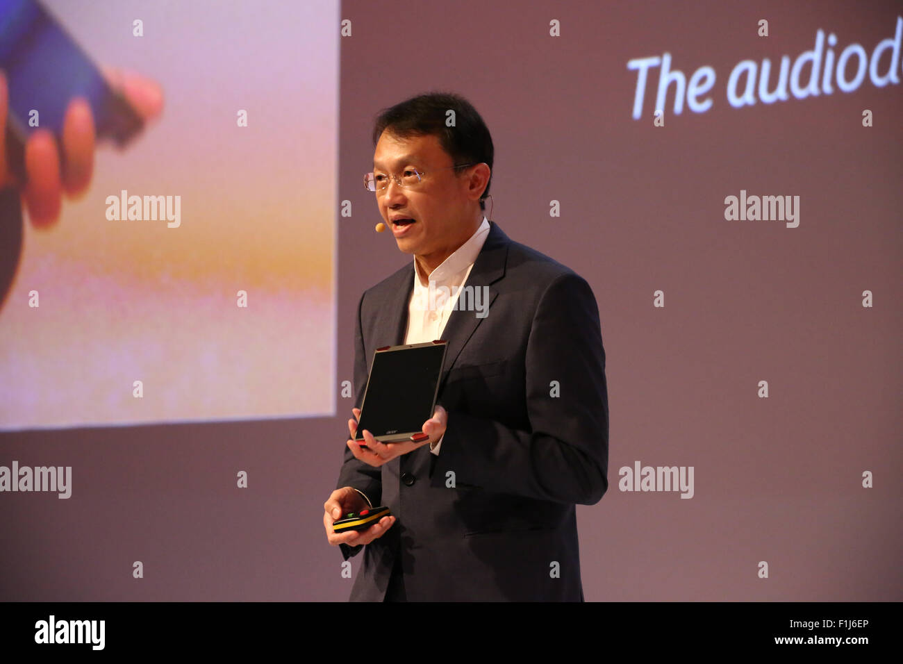 Berlin, Deutschland, 2. September 2015: CEO von Acer, Jason Chen präsentiert aktuelle Predator 8 Gaming-Tablet während Medienkonferenz auf IFA Consumer Electronics unlimited fair 2015. Stockfoto