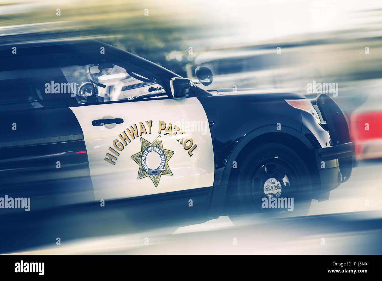California Highway-Polizei in Bewegung. SUV-Polizei-Kreuzer auf einer Autobahn. Stockfoto