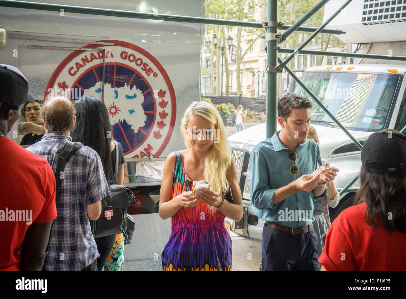 Eisliebhaber Line-up für eine coole Behandlung von Coolhaus Eiswagen mit freundlicher Genehmigung von der Kanadagans-Outdoor-Bekleidungs-Unternehmen auf Dienstag, 1. September 2015. Die Kanadagans Förderung war die Einführung ihrer e-Commerce-Website in den US-Markt zu fördern. Ihre tausend-Dollar-super-warme Parkas waren sehr beliebt und allgegenwärtig im vergangenen Winter und jetzt können Sie online in den USA bestellen. (© Richard B. Levine) Stockfoto