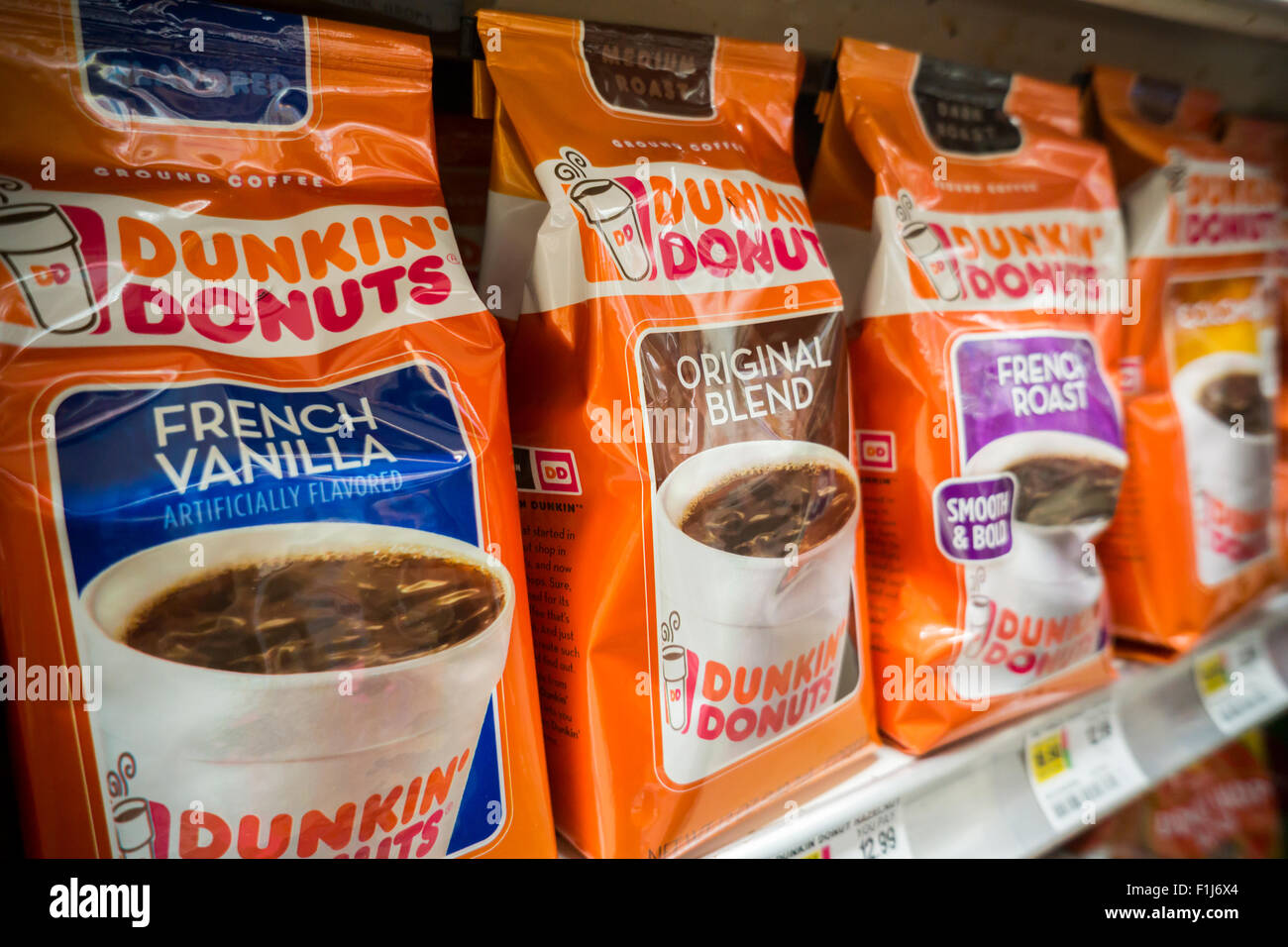Eine Anzeige von Dunkin Donuts Kaffee auf einem Supermarktregal in New York  auf Samstag, 29. August 2015. J.m. Smucker Co. berichtete Kaffee-Geschäft  stieg um 12 Prozent zum ersten Mal in 11 Quartalen