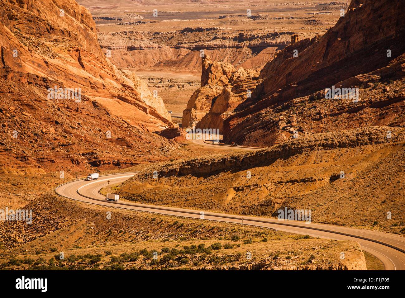 Felsige Wüste Utah Highway mit halb LKWas. Malerischen Utah Interstate Highway i-70. USA. Stockfoto