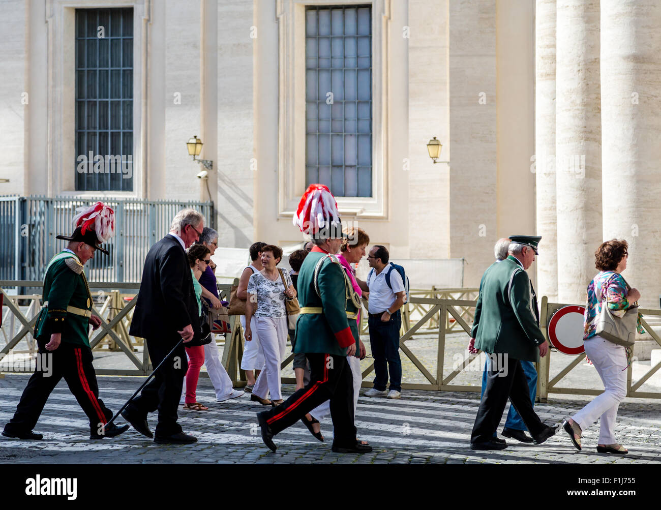 Parade der Würdenträger, die zu Fuß in Vatikanstadt Stockfoto
