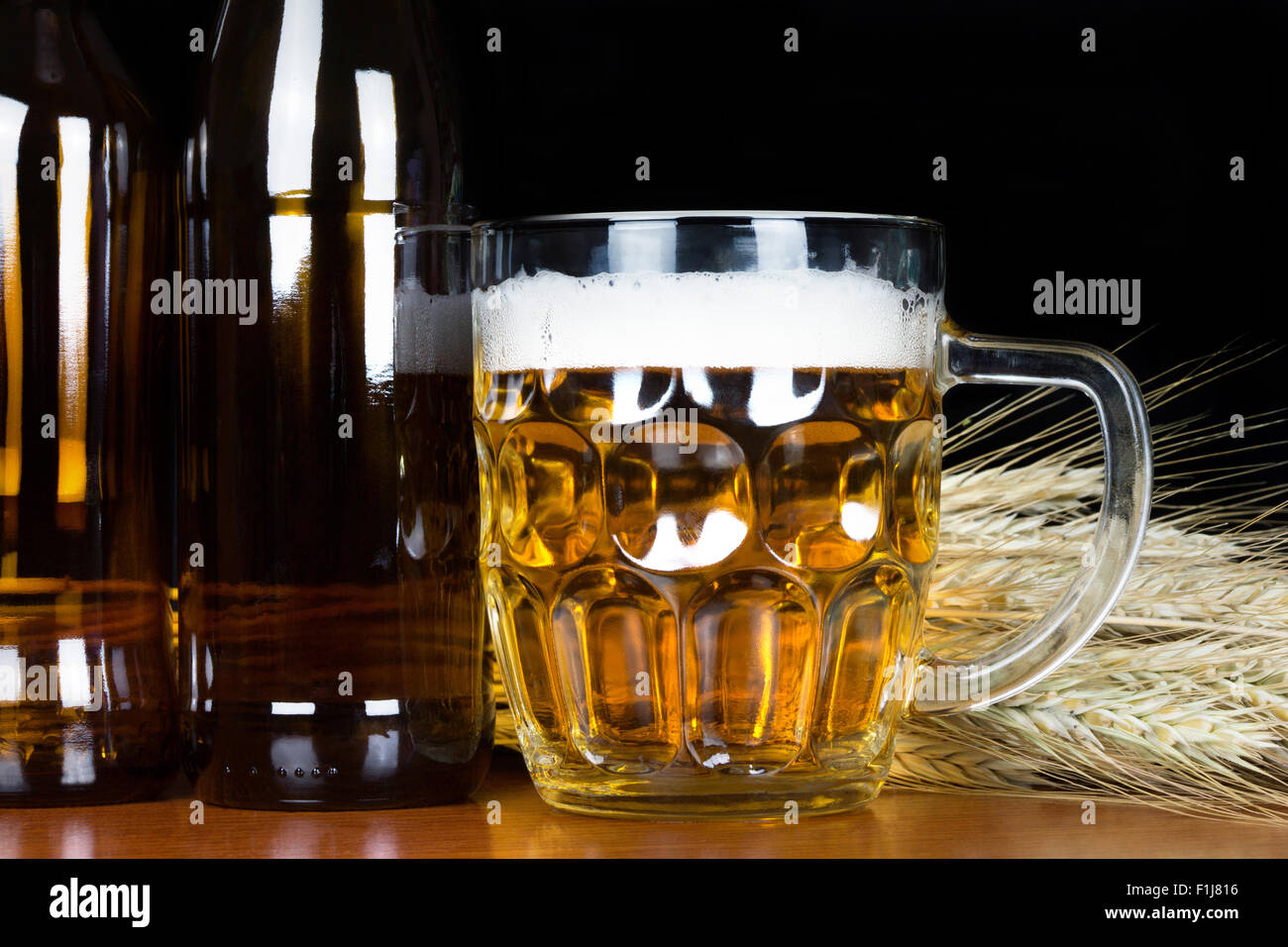 Pint Bier mit Weizen auf schwarzem Hintergrund. Stockfoto