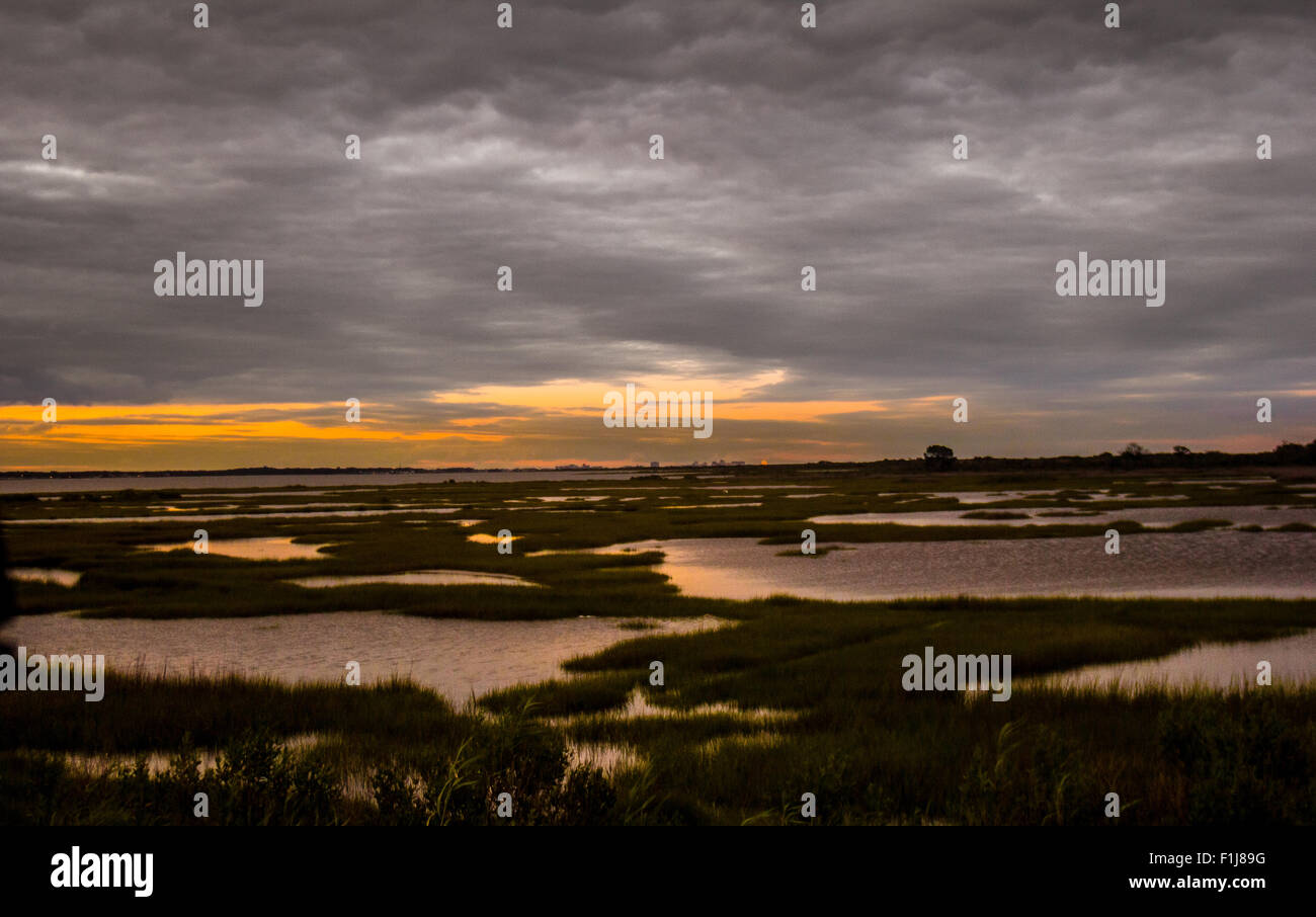 Sonnenuntergänge Nachleuchten als bedrohliche Wolken Roll-over im Assateague Island Stockfoto