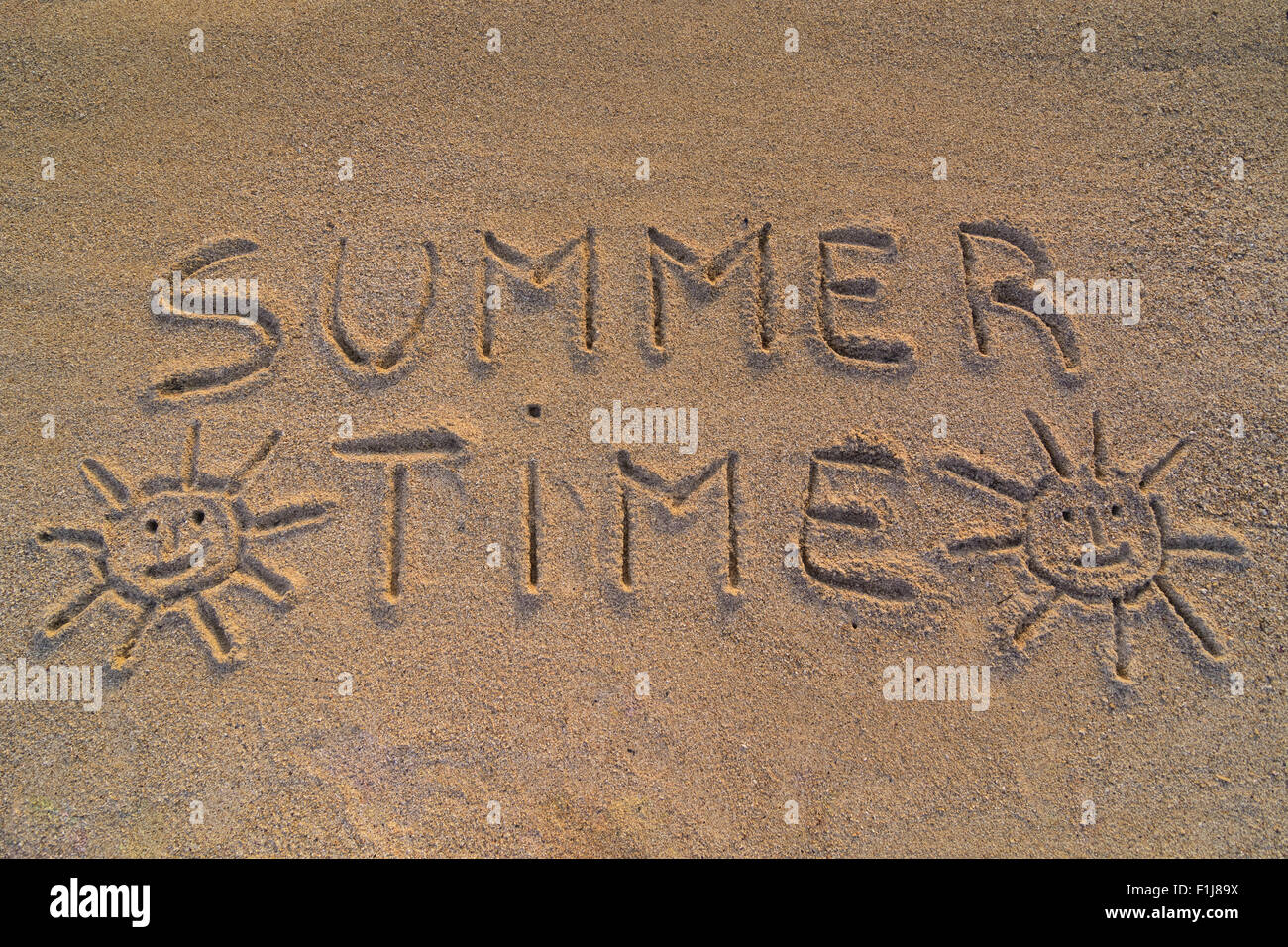 Im Bild die Worte auf dem Sand "Sommerzeit" Stockfoto