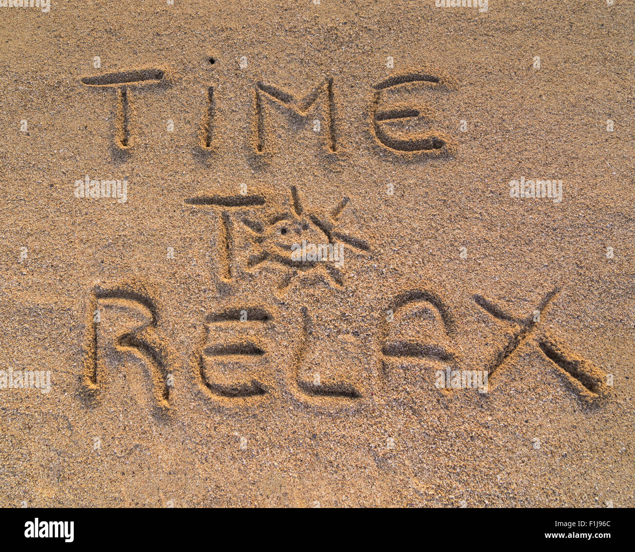 Im Bild die Worte auf dem Sand "Zeit zum Entspannen" Stockfoto
