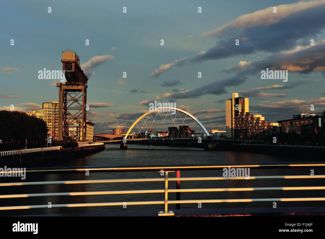 Glasgow, Schottland. 02. Sep 2015. Sonnenuntergang über dem Fluss Clyde mit dem Clyde Arc, bekannt als die Squinty Brücke und die Finnieston Crane von der Sonne beleuchtet. Bildnachweis: Tony Clerkson/Alamy Live-Nachrichten Stockfoto