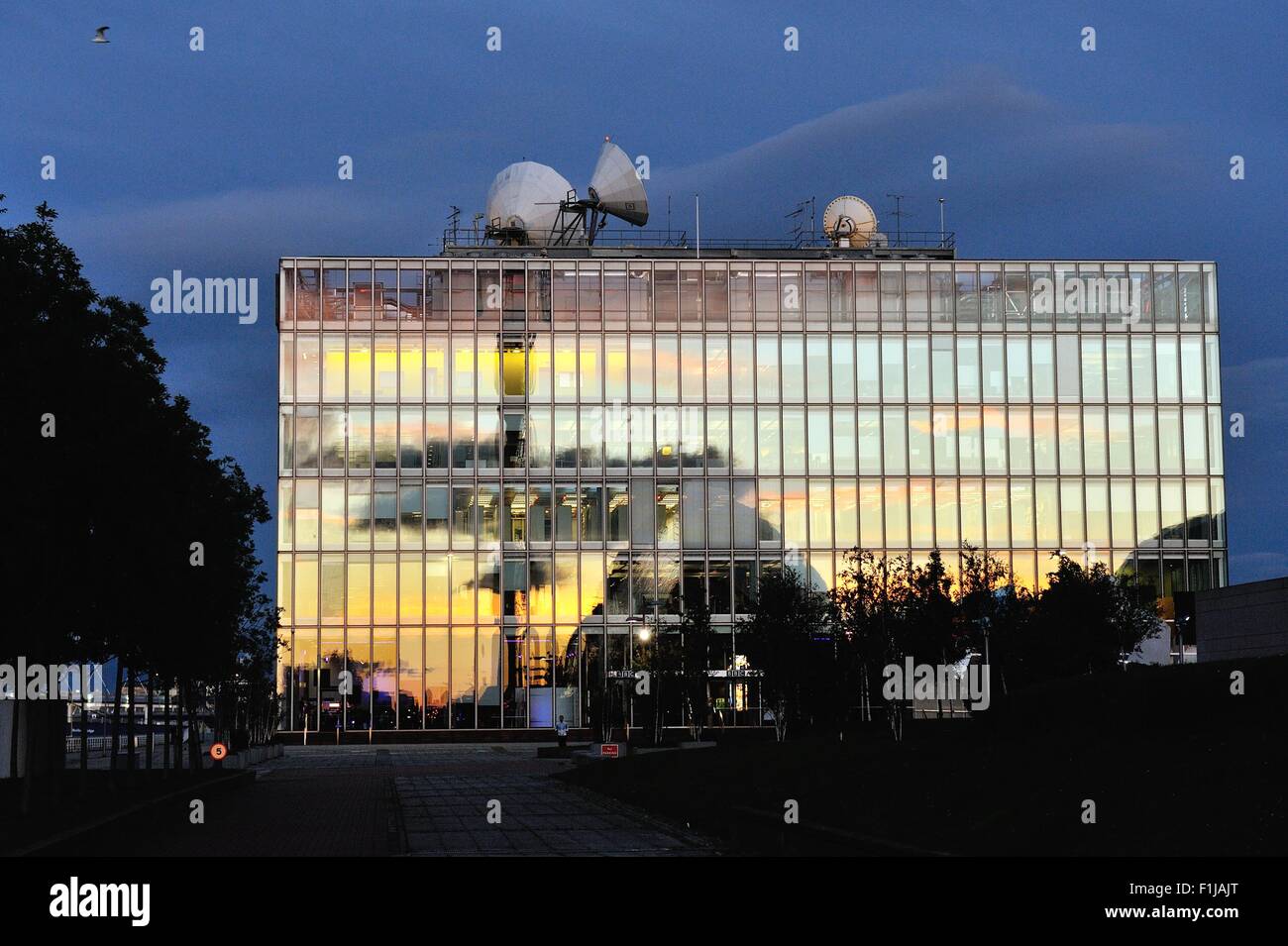 Glasgow, Schottland. 02. Sep 2015. Der Sonnenuntergang spiegelt sich im BBC Schottland Büros auf dem Fluss Clyde Kredit: Tony Clerkson/Alamy Live News Stockfoto