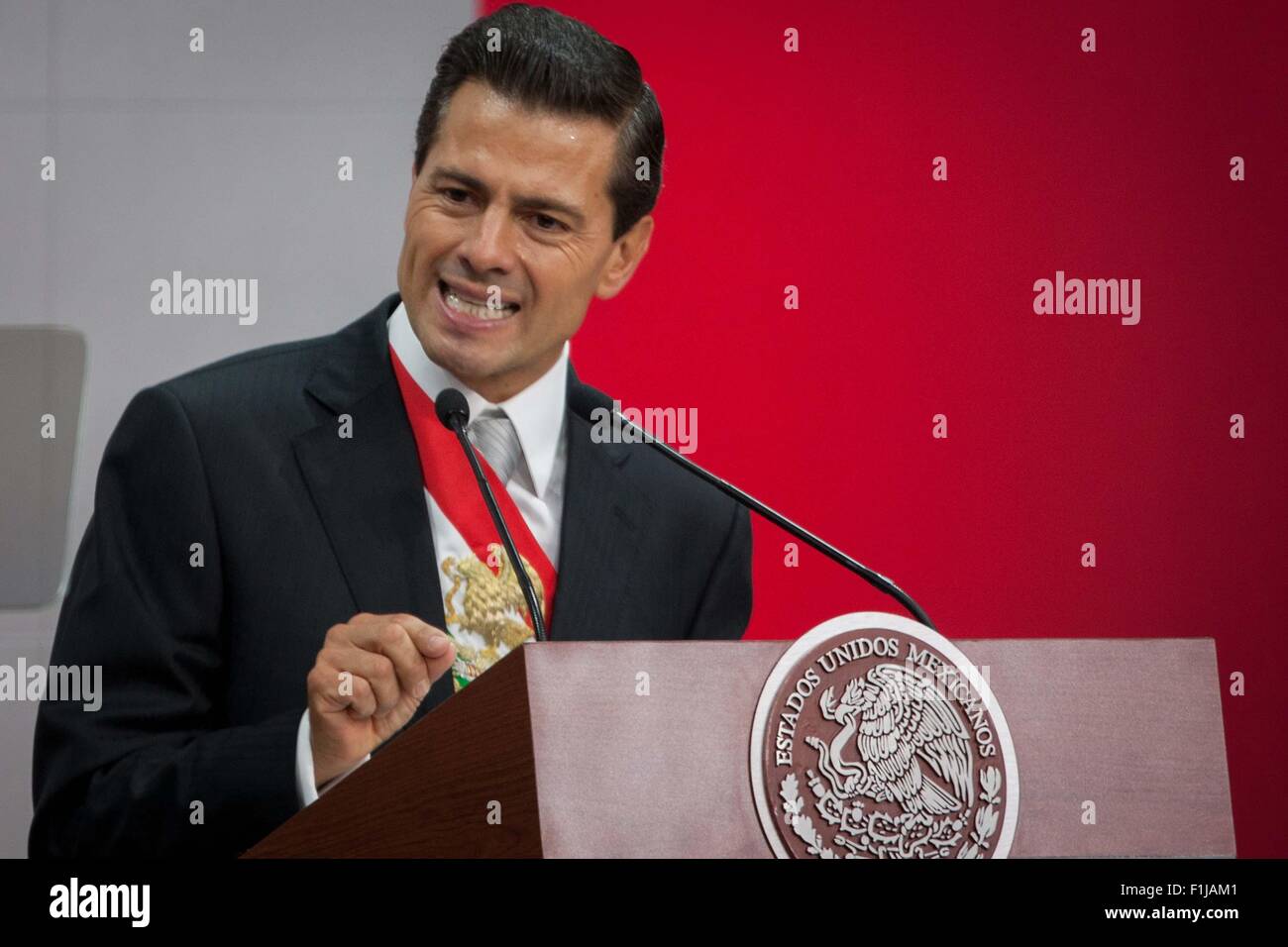 Mexico City, Mexiko. 2. Sep, 2015. Mexikanische Präsident Enrique Pena Nieto liefert seinen dritten Zustand der Nation-Bericht in Mexiko-Stadt, Hauptstadt von Mexiko, am 2. September 2015. © Pedro Mera/Xinhua/Alamy Live-Nachrichten Stockfoto