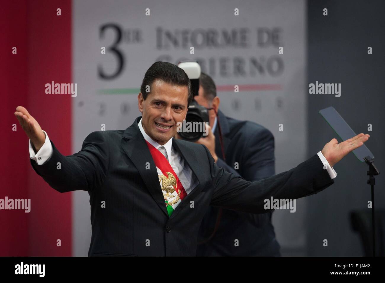 Mexico City, Mexiko. 2. Sep, 2015. Mexikanische Präsident Enrique Pena Nieto liefert seinen dritten Zustand der Nation-Bericht in Mexiko-Stadt, Hauptstadt von Mexiko, am 2. September 2015. © Pedro Mera/Xinhua/Alamy Live-Nachrichten Stockfoto