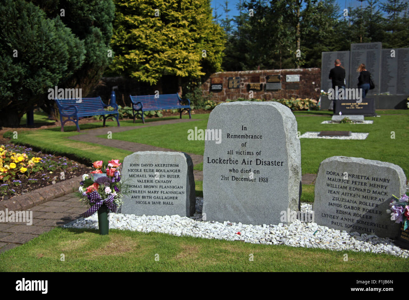 Lockerbie PanAm103 In Erinnerung Memorial zwei Besucher erinnern, Schottland Stockfoto