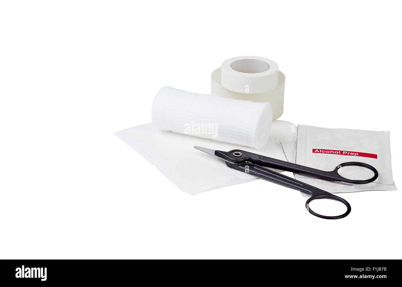 Weiße Gaze-Binde-Roll und Pad mit Prep Alkoholtupfer, medizinische Scheren und medizinisches Klebeband isoliert auf weiss Stockfoto Weiße Gaze-Binde-Roll und Pad mit Prep Alkoholtupfer, medizinische Scheren und medizinisches Klebeband isoliert auf weiss Stockfoto