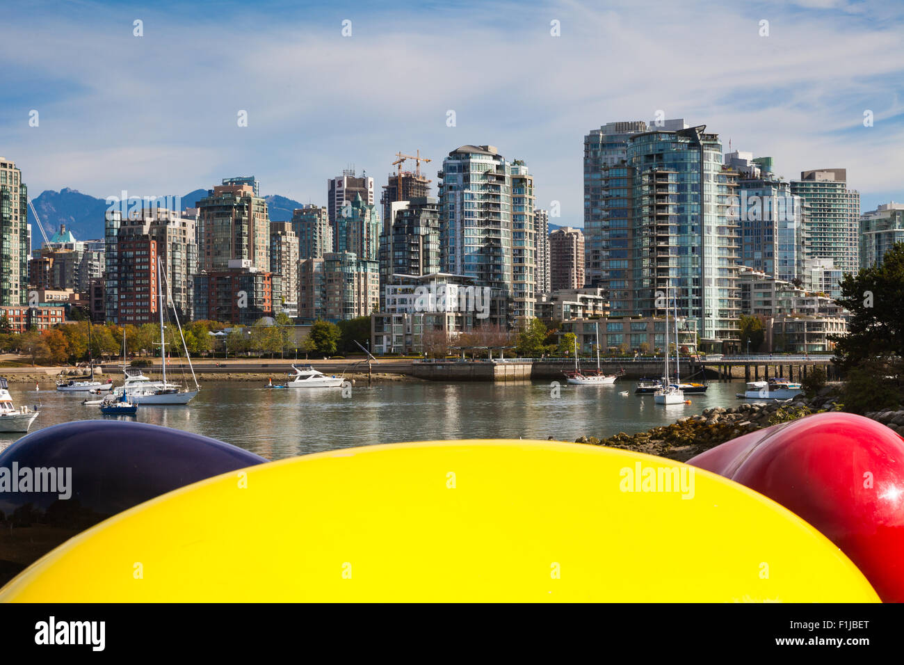 Yaletown Viertel von Vancouver über ein fruchtgummi in False Creek gesehen, Stockfoto