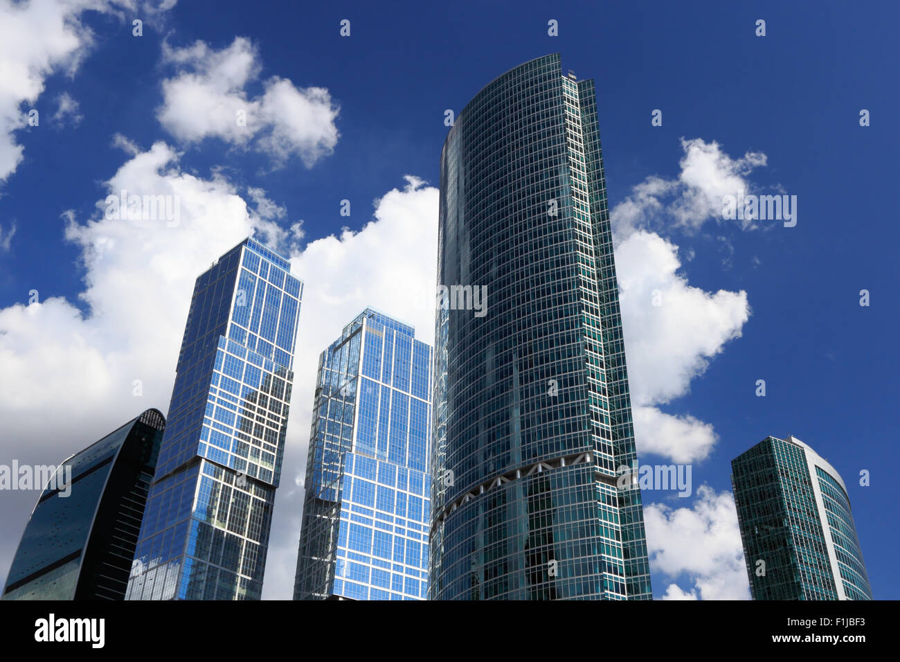 Moderne Wolkenkratzer auf dem Hintergrund des blauen Himmels. Stockfoto