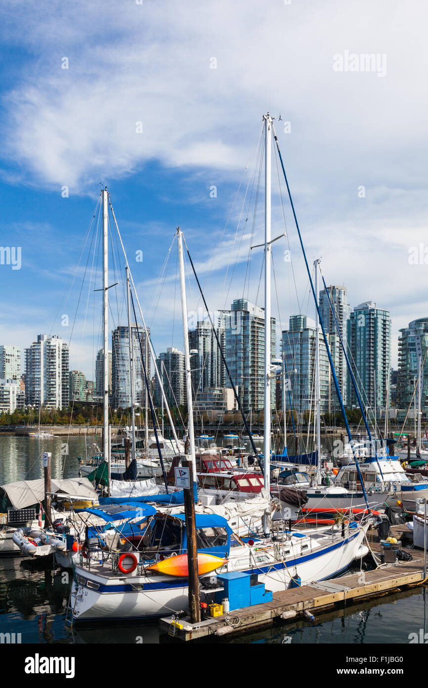 Boote angedockt in einer Marina für Live bezeichnet - an Bord Besitzer in False Creek, Vancouver Stockfoto