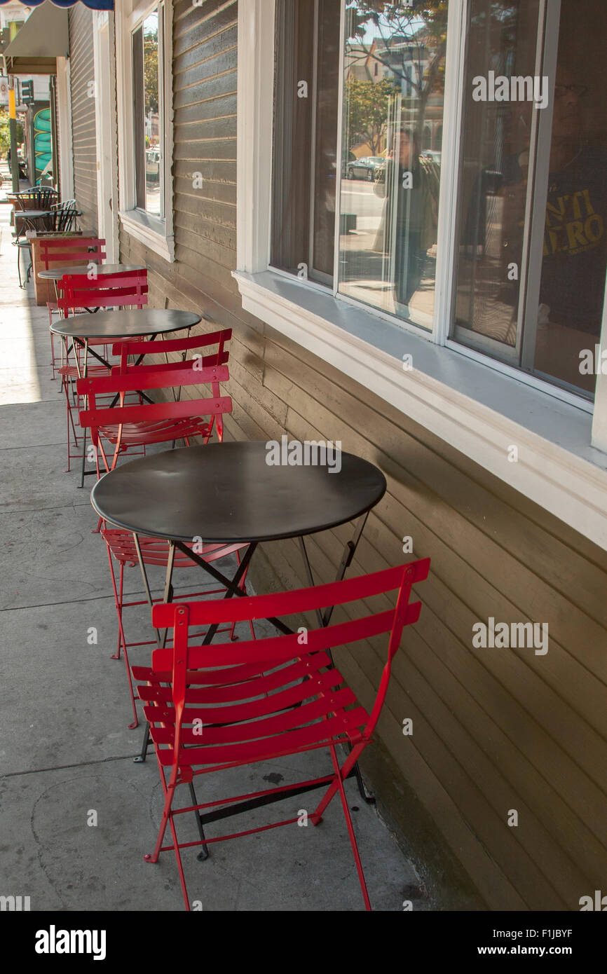 Cafe Tische außerhalb Humphry Slocumbe's auf Harrison Street in The Mission, San Franciso, Kalifornien. Stockfoto