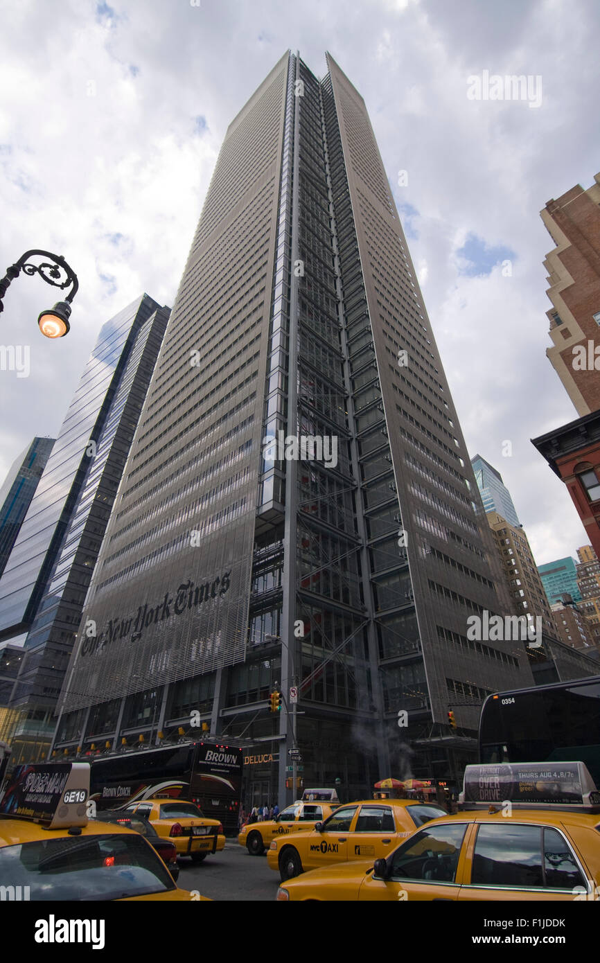 Gelbe Taxis unterwegs Richtung Norden vorbei an der New York Times Building 8th Avenue und W 40th Street in Manhattan Stockfoto